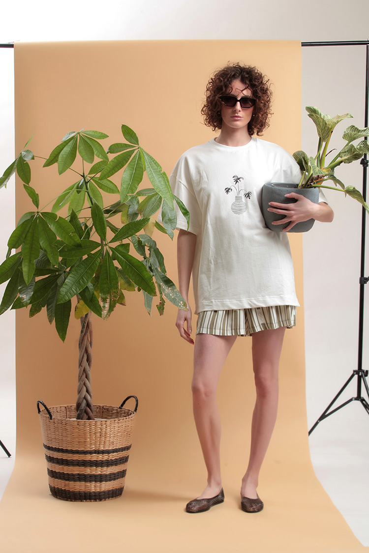 UNISEX T SHIRT WITH FLOWER POT LOGO — WHITE