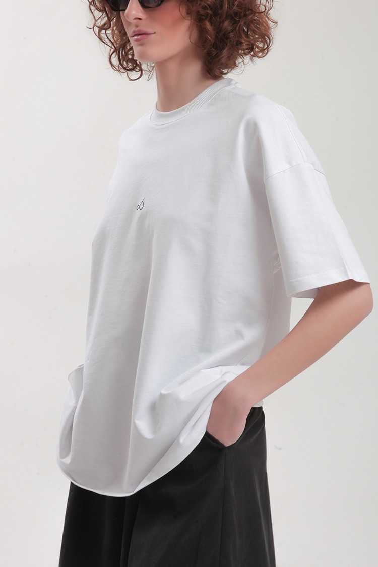UNISEX T SHIRT WITH LOGO — WHITE