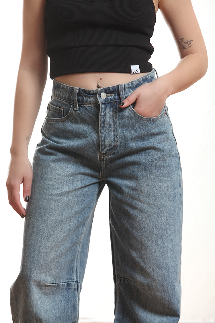 WOMEN’S HIGH-WAISTED BARREL LEG JEANS