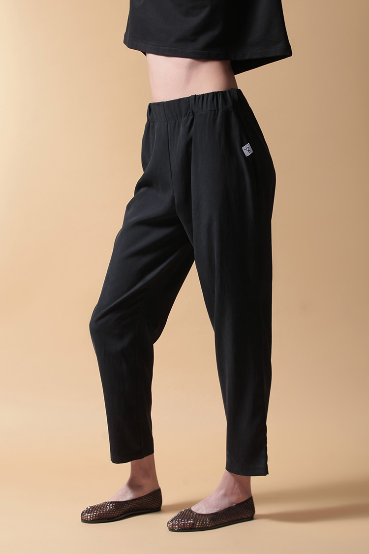 CROPPED TROUSERS WITH ELASTICATED WAIST — BLACK